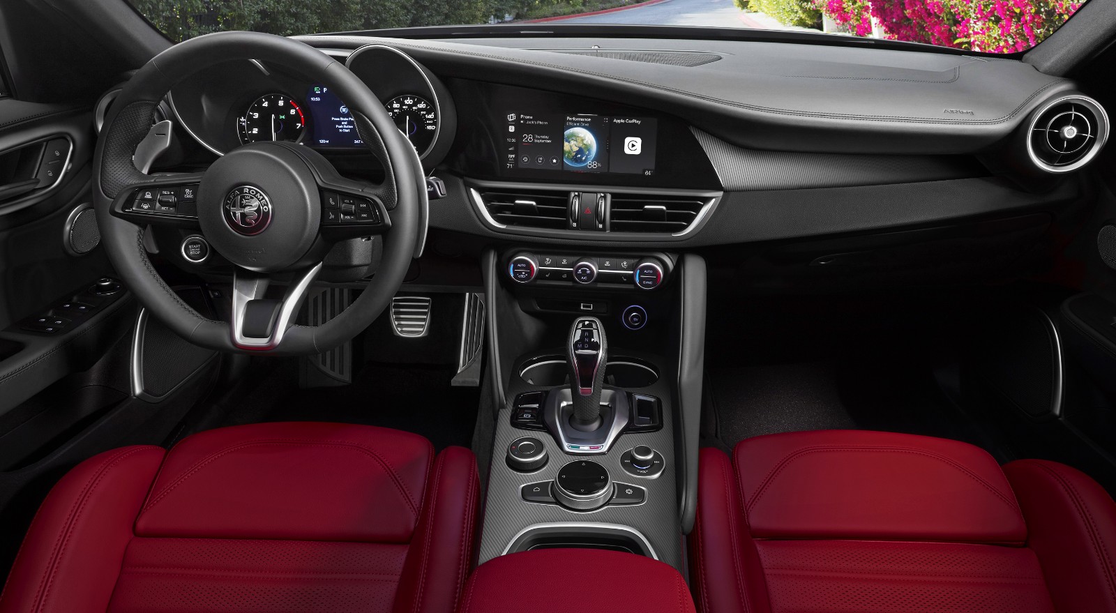 Una vista de 360 grados del interior del Alfa Romeo Giulia 2023, comenzando con el volante, los controles del panel central y el tablero.