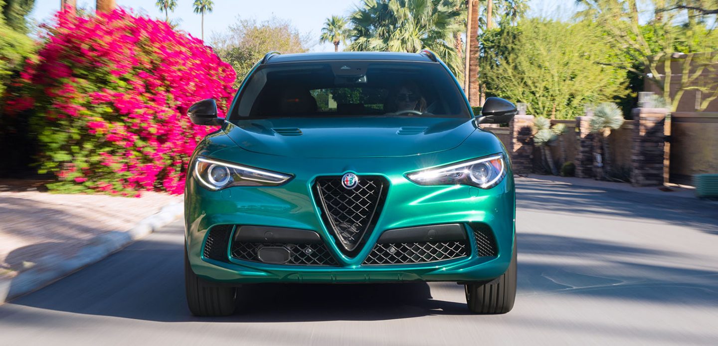 Se muestra una vista de frente del Alfa Romeo Stelvio Quadrifoglio 2023.