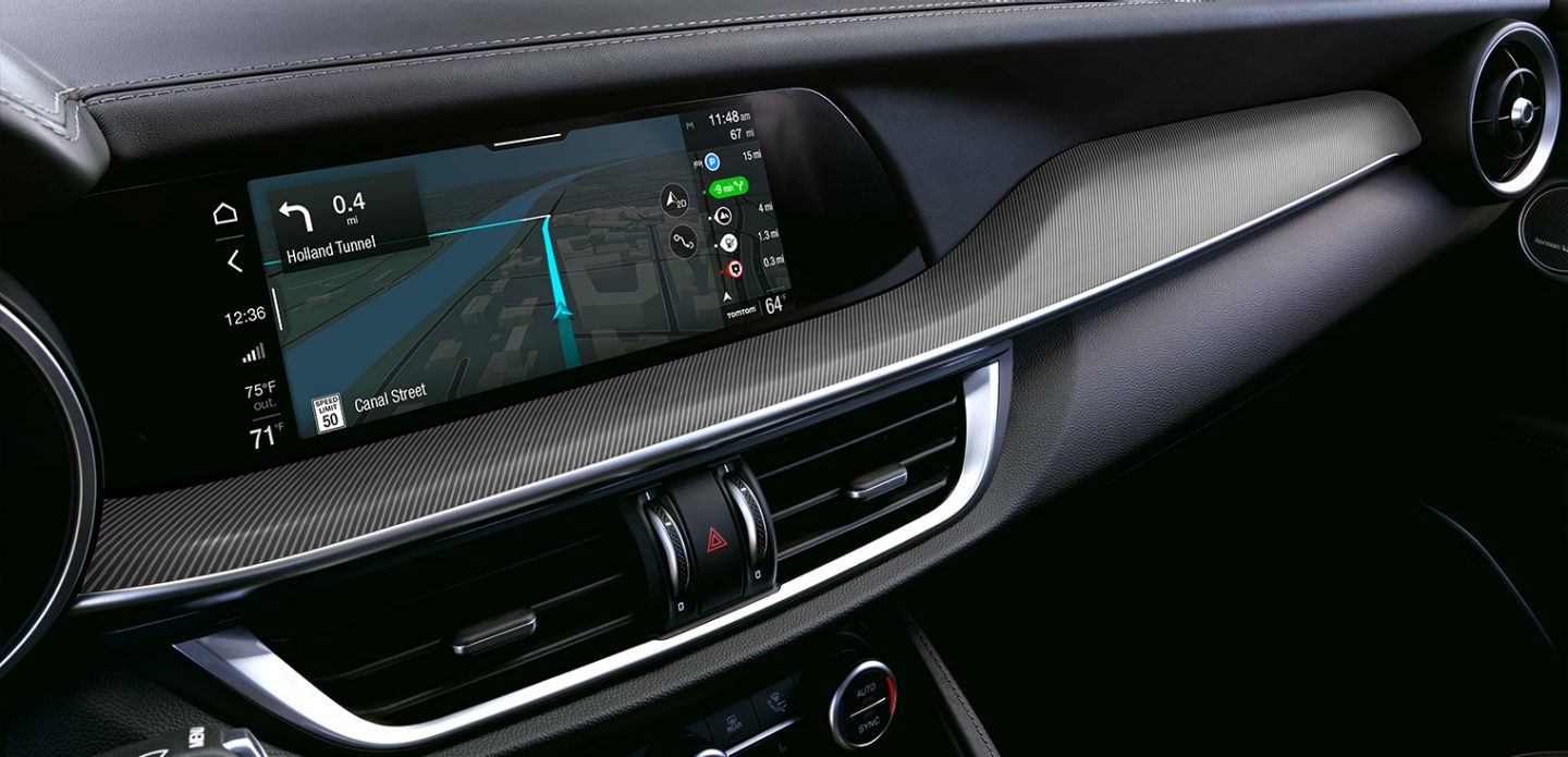 Se muestra un primer plano de la pantalla de navegación en la pantalla multitáctil del Alfa Romeo Stelvio 2023.