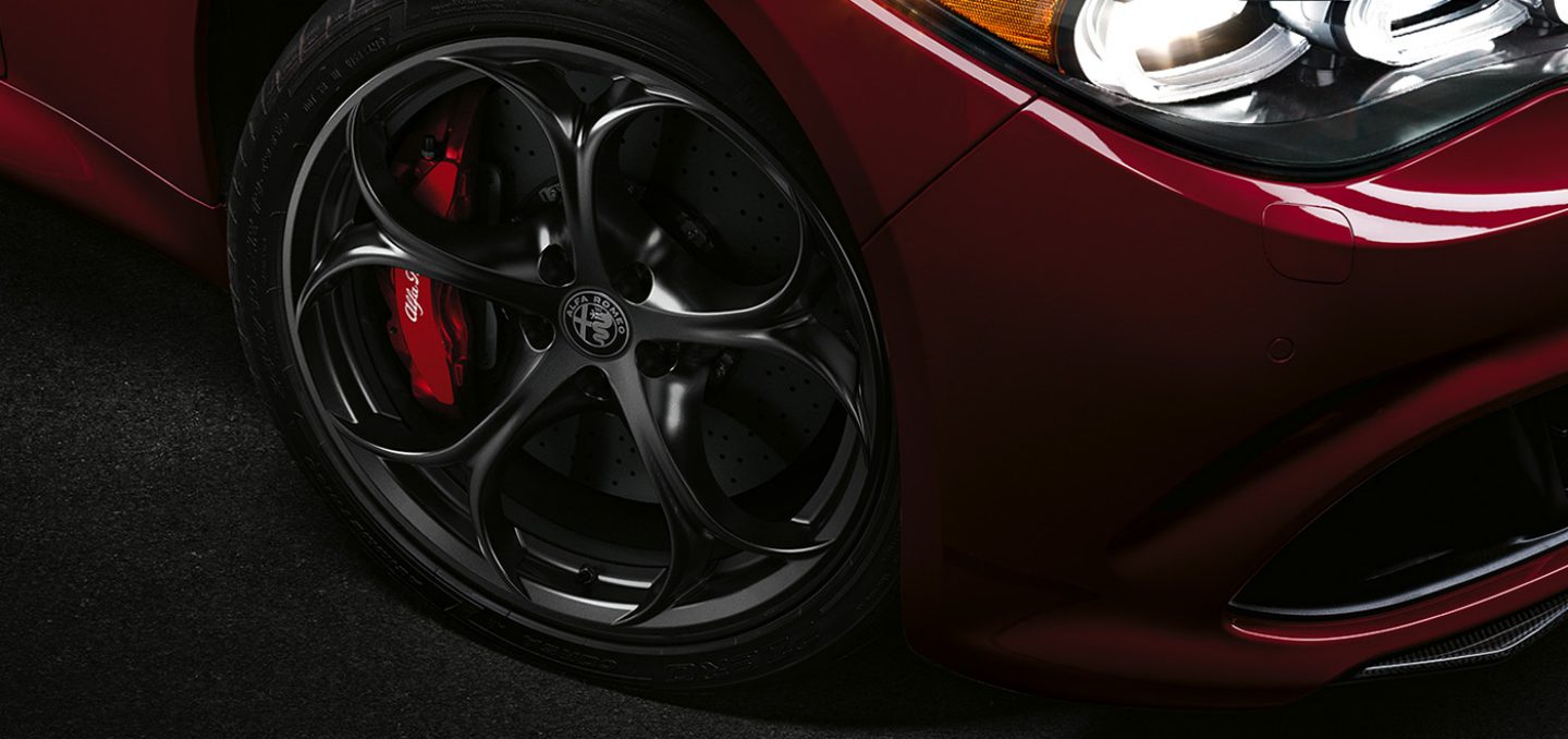 Mostrar Primer plano de la rueda delantera y el neumático del lado del pasajero del Alfa Romeo Giulia Quadrifoglio 2024.