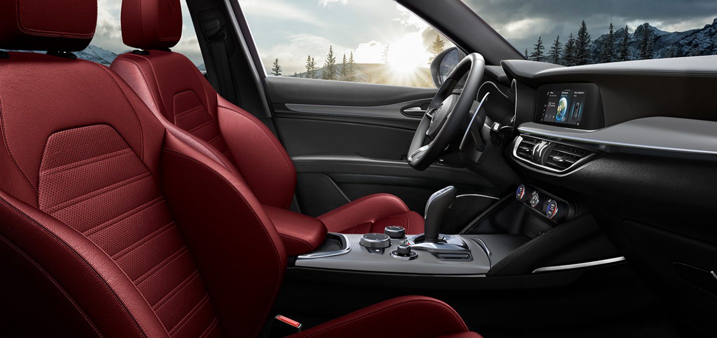 Mostrar ​​​​​​​Los asientos delanteros tapizados en cuero rojo y la consola central del Alfa Romeo Stelvio TBD 2024.
