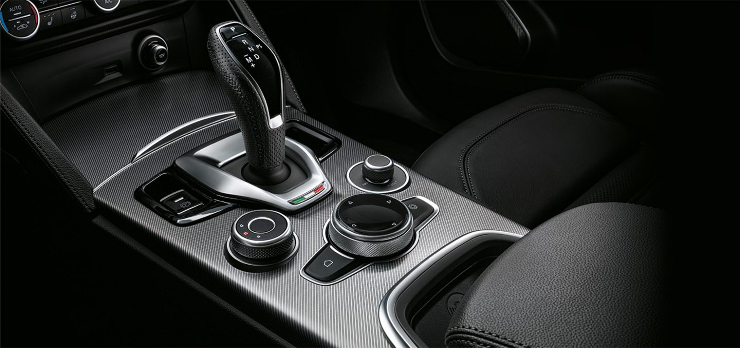 Mostrar La palanca de cambios de la transmisión automática y el selector de modo de manejo A.D.N. en el Alfa Romeo Stelvio 2024.