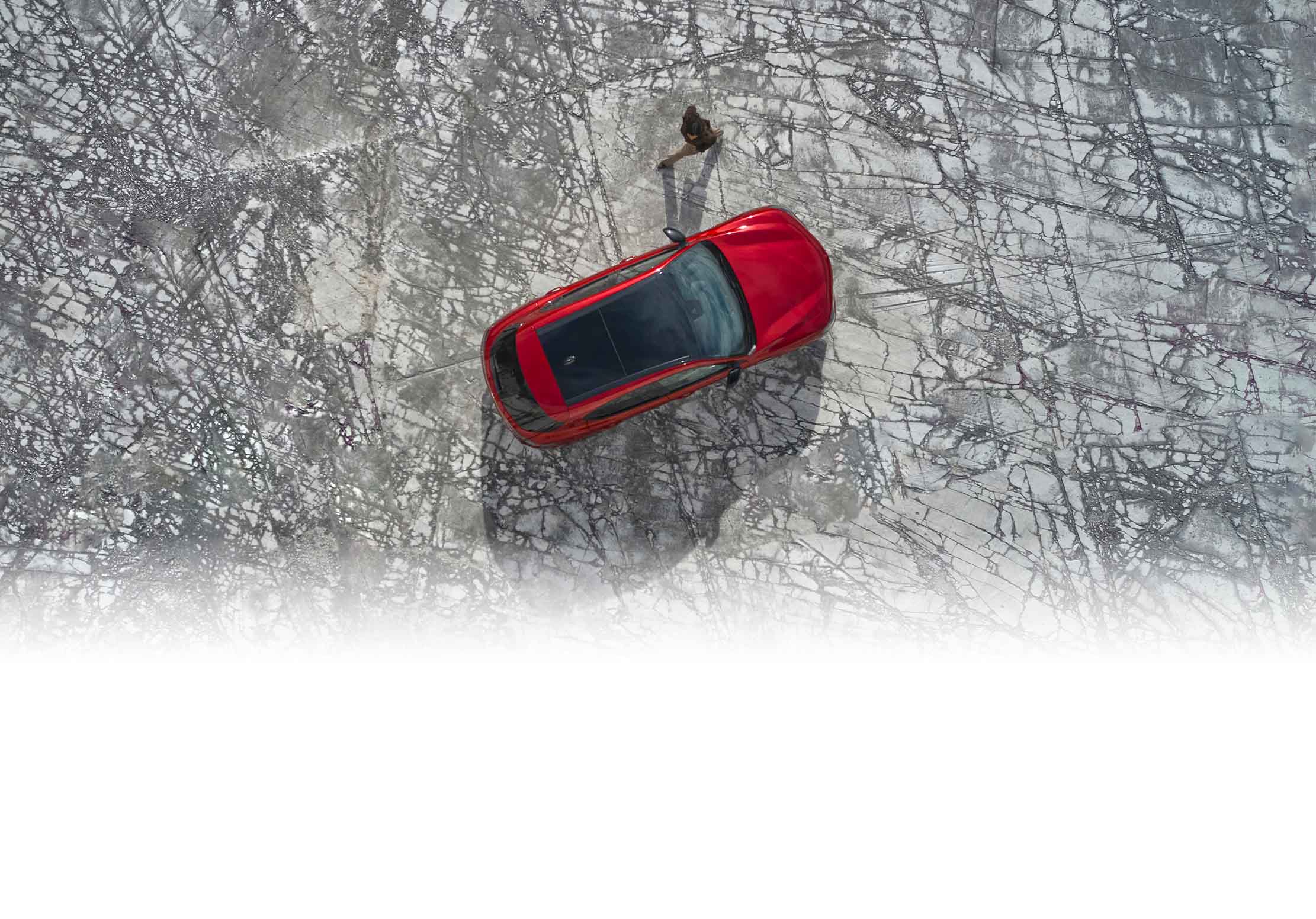 Una imagen desde un ángulo superior de un Alfa Romeo Stelvio TBD 2024 rojo, en la que se resalta el gran techo.