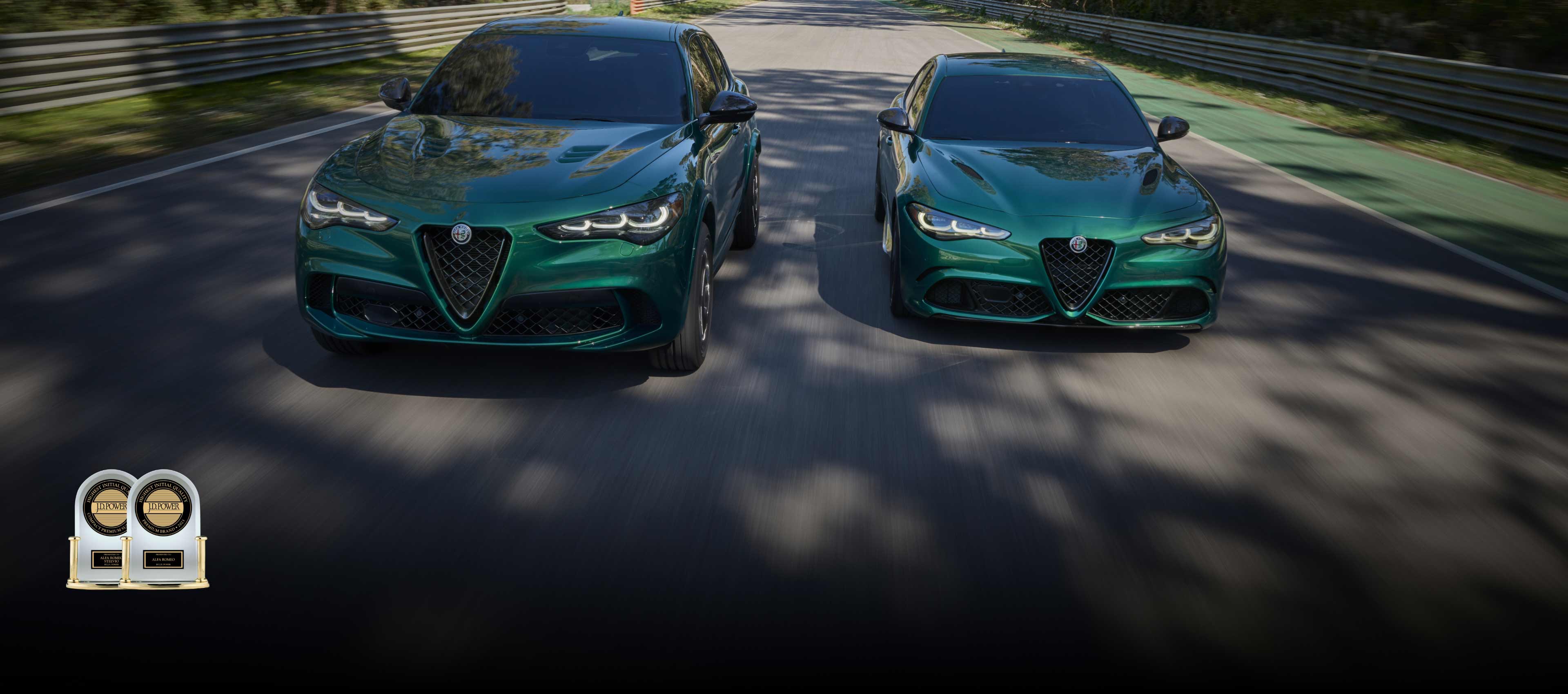 Un Alfa Romeo Stelvio Quadrifoglio 2024 verde a la izquierda y un Alfa Romeo Giulia Quadrifoglio 2024 verde a la derecha andan uno al lado del otro. Premio J.D. Power 2023 al SUV compacto premium de mayor calidad inicial, presentado a Alfa Romeo Stelvio por J.D. Power. Premio J.D. Power 2023 a la marca premium de la mejor calidad Inicial, otorgado a Alfa Romeo por J.D. Power.