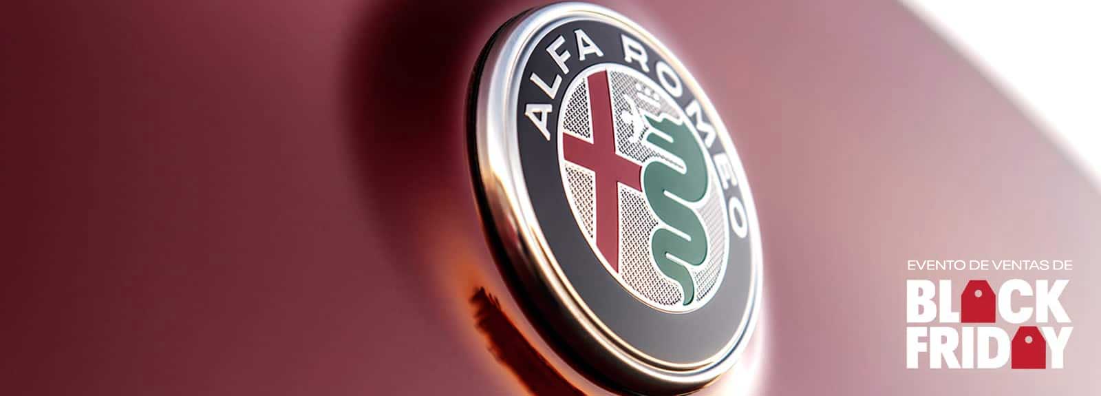 Primer plano del emblema de Alfa Romeo. Logotipo del evento de ventas de Black Friday.