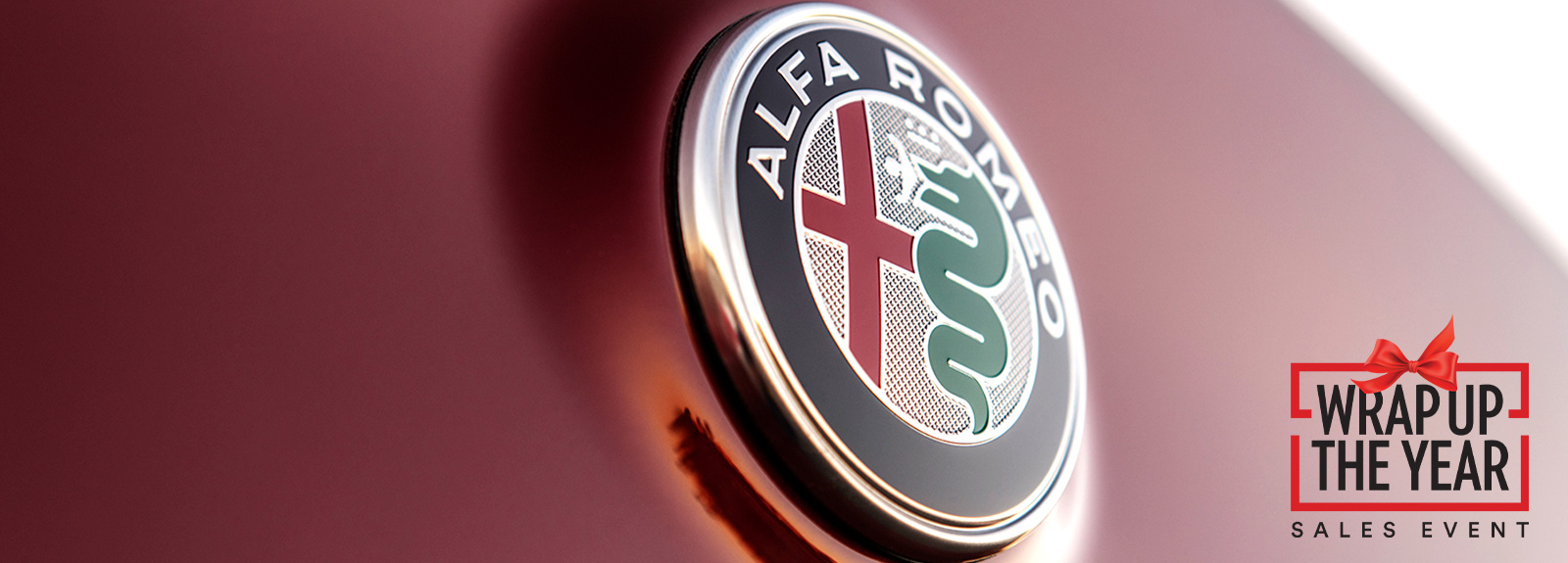 Primer plano del emblema de Alfa Romeo. Logo del evento de ventas de Fin de año.