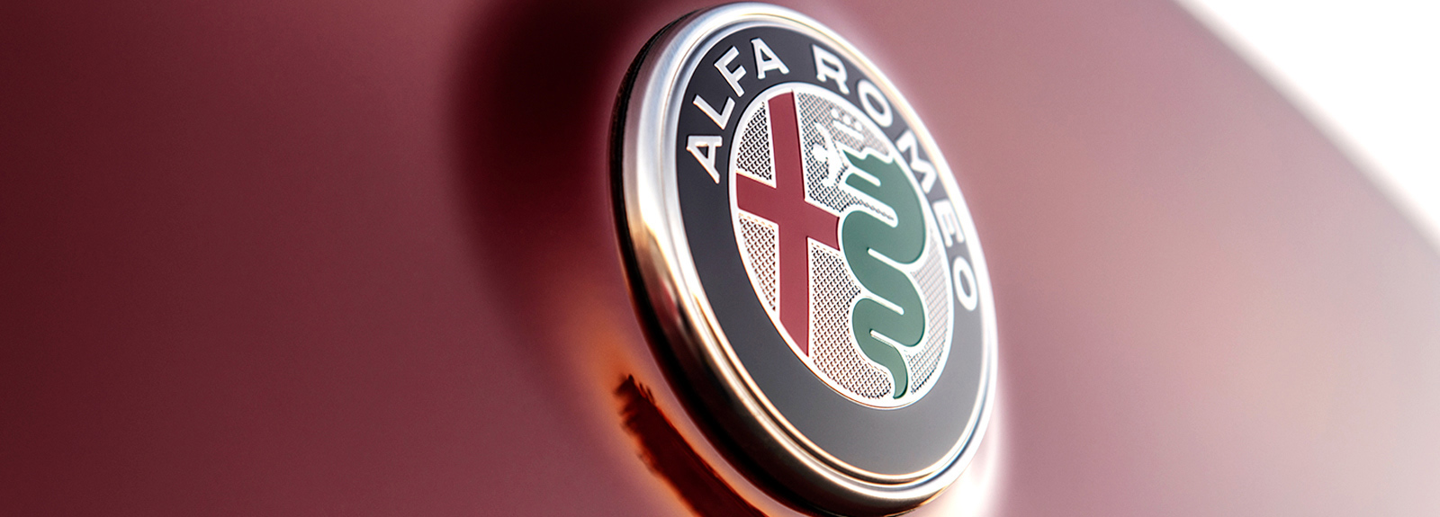 Primer plano del emblema de Alfa Romeo.