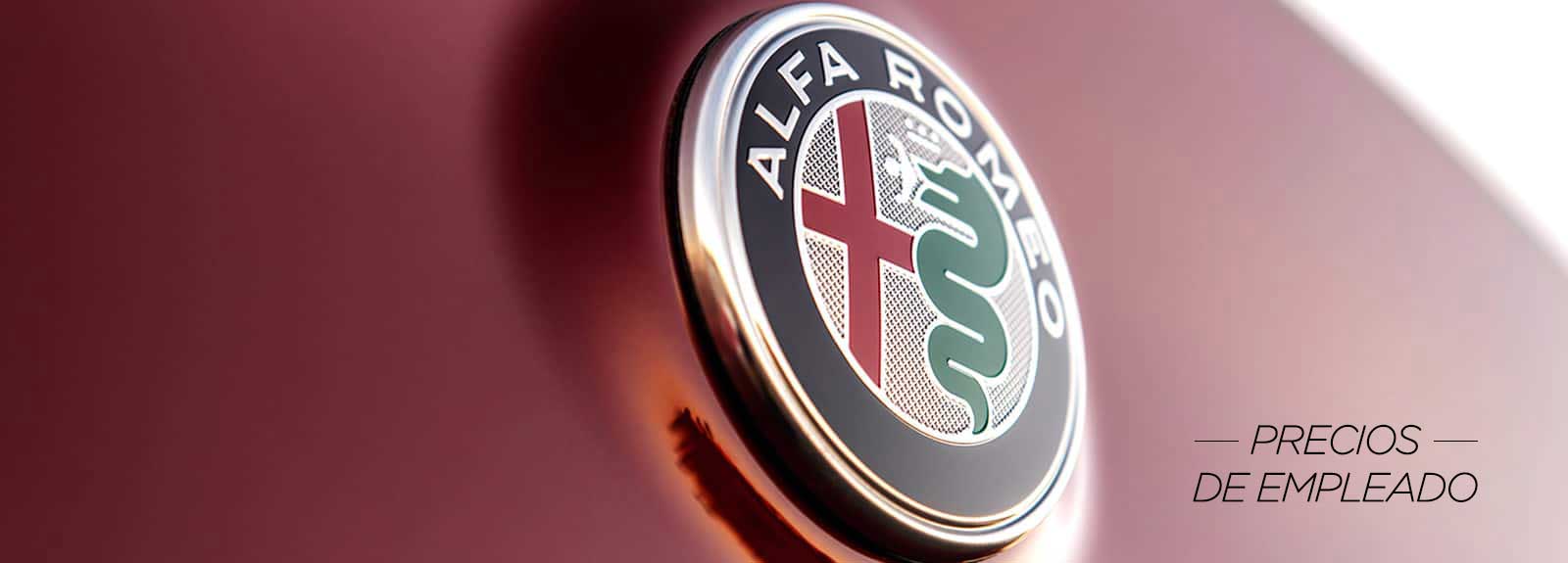 Primer plano del emblema de Alfa Romeo.