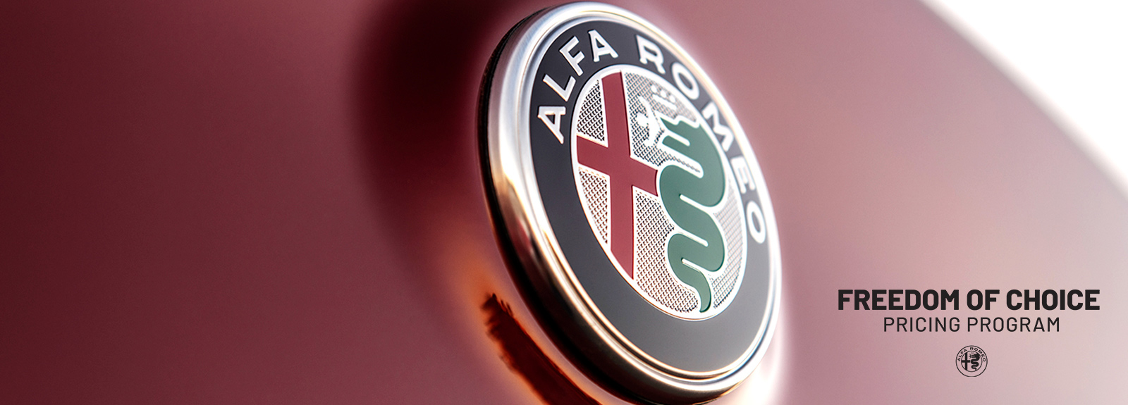 Primer plano del emblema de Alfa Romeo.