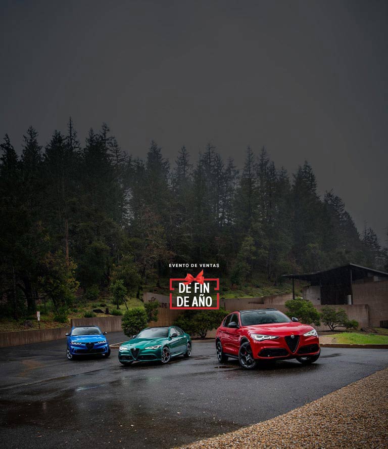 Un Alfa Romeo Tonale Sport Speciale2026 rojo estacionado en un patio con una mujer alejándose del vehículo